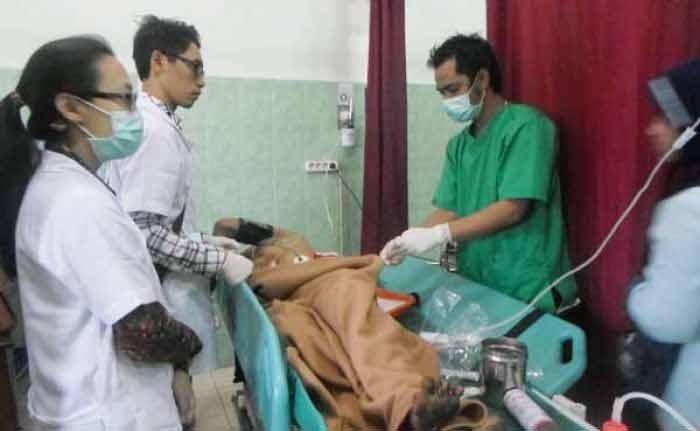 TERKAPAR. Korban pembacokan, M Zaini mendapat perawatan medis di RSUD Sidoarjo. Foto: catur andy/BANGSAONLINE