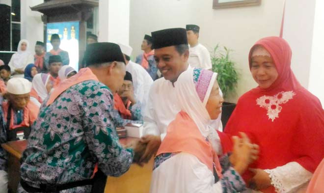 Bupati Pacitan, H. Indartato saat melepas CJH asal Pacitan di Pendopo Pemkab.