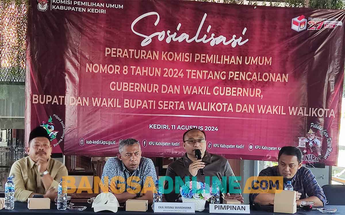 Komisioner KPU Jawa Timur, Eka Wisnu Wardhana (pegang mik), saat menyampaikan paparan. Foto: MUJI HARJITA/BANGSAONLINE