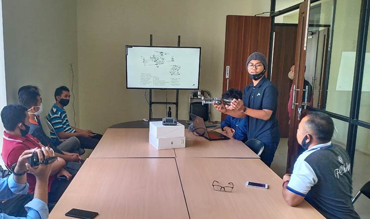 Suasana pelatihan operasional drone untuk pemetaan lahan pertanian. (foto: ist).