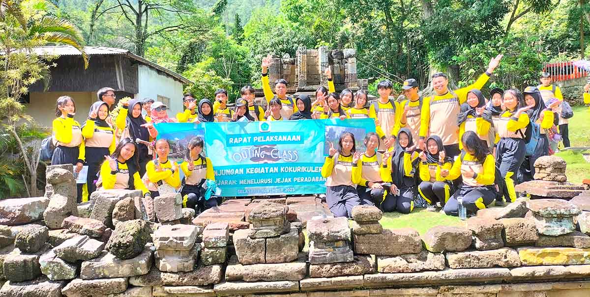 Siswa kelas X SMAN 2 Batu saat foto bersama dengan latar belakang Candi Songgoriti.
