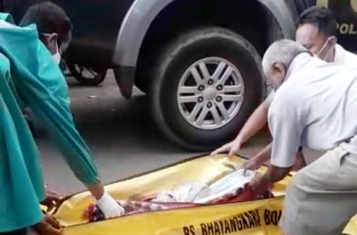Petugas sedang mengevakuasi jasad bayi.