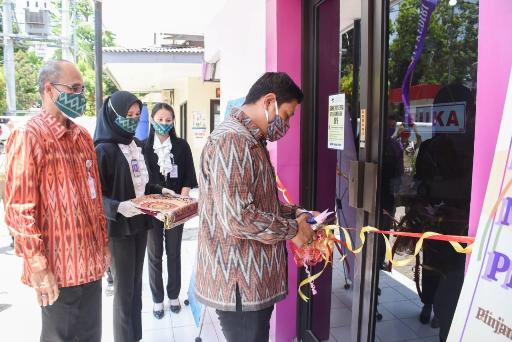 Wali Kota Kediri, Abdullah Abu Bakar didampingi Direktur Utama Perumda BPR Bank Kota Kediri, Sugianto saat menggunting pita sebagai tanda peresmian penggunaan gedung baru kantor kas Perumda BPR Bank Kota Kediri yang berada satu kompleks dengan kantor Kecamatan Pesantren, Kamis (24/9). foto: ist/ bangsaonline.com 