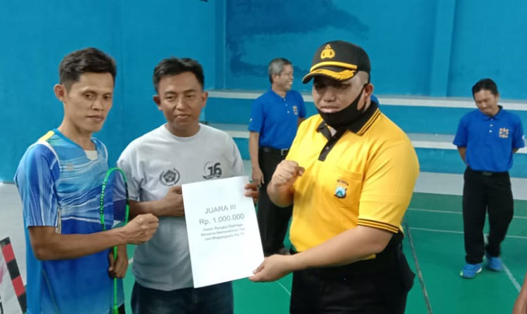 Kapolres Sampang saat memberikan hadiah kepada Ketua PWI Sampang.