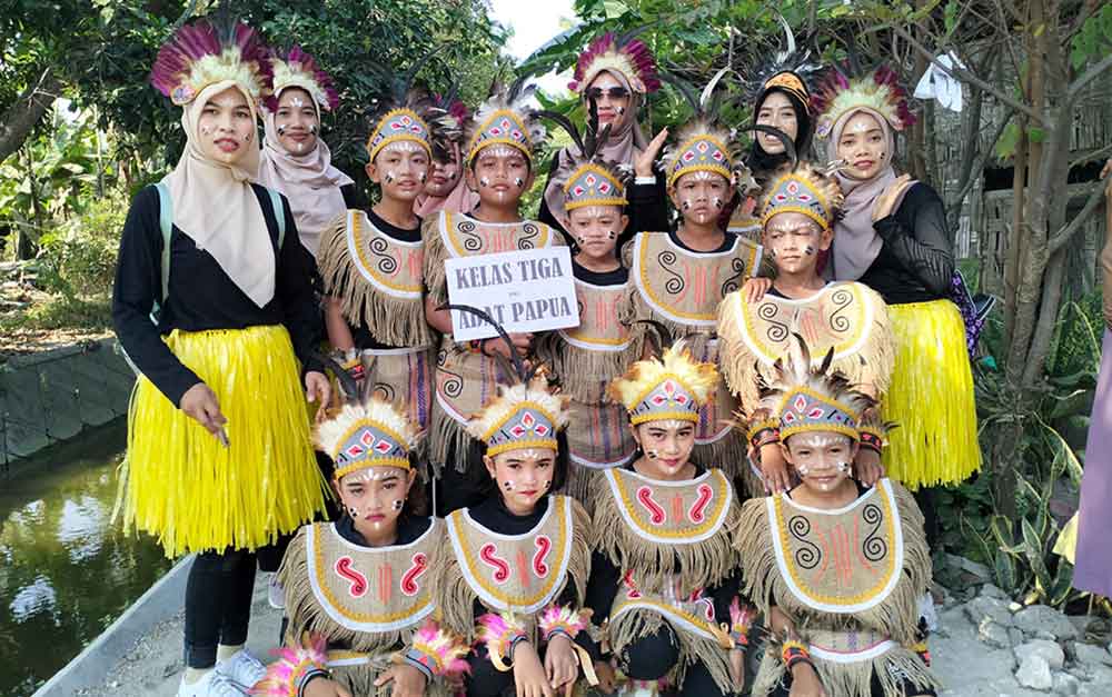 Salah satu peserta karnaval menampilkan pakaian adat khas dayak.