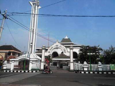 Masjid Agung Al-Fattah, yang berhadapan dengan alun-alun Kota Mojokerto. foto : yudi eko purnomo/BANGSAONLINE