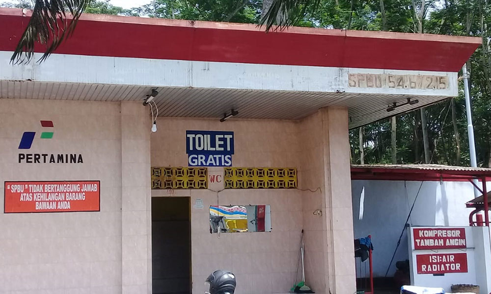 Tampak tulisan toilet gratis di SPBU Malasan, Kabupaten Probolinggo.