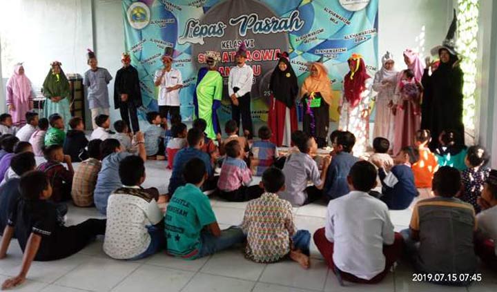 Belasan Guru SD Ini Berkostum Unik untuk Tingkatkan Percaya Diri Siswa Baru