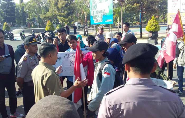 Puluhan massa GMNI saat menyampaikan aspirasi.