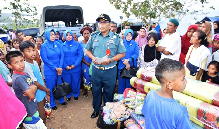 Paguyuban Trikora Malirja serahkan bantuan untuk korban gempa bumi Ambon.