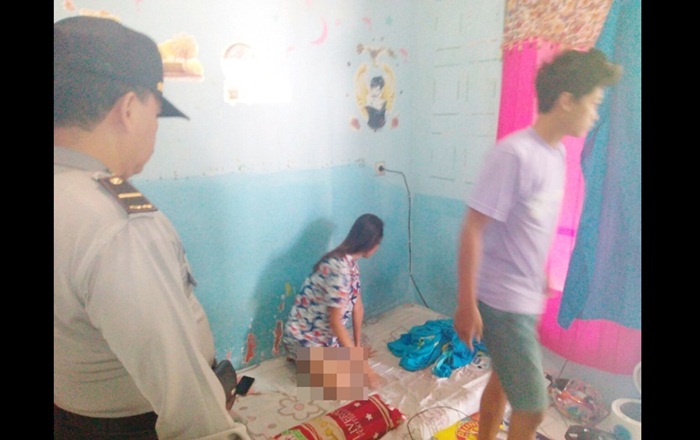 Pasangan mesum saat diamankan petugas.
