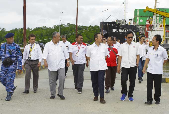 Direktur Pemasaran dan Supply Chain Semen Indonesia Ahyanizzaman (berkacamata hitam) bersama Deputi Bidang Usaha Pertambangan dan Industri Strategis Fajar Harry Sampurno saat meninjau kesiapan Pelabuhan Timika.