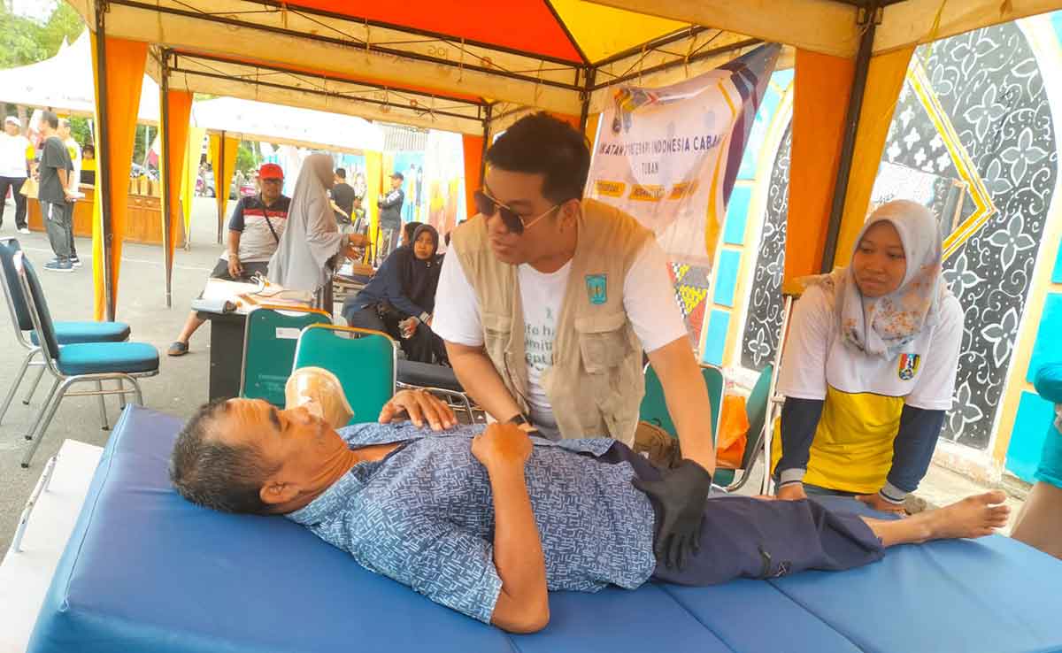 Pengurus IFI saat memberikan pelayanan kepada masyarakat.