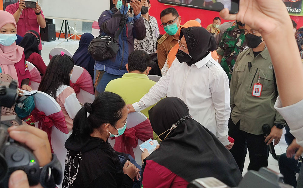 Mensos Risma saat menawarkan bantuan usaha kepada para KPM PKH saat distribusi KKS di Aula Kecamatan Tambaksari. foto: BANGSAONLINE
