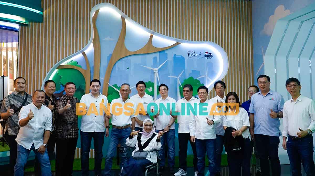 Foto bersama antara pihak Toyota dengan Jawa Timur Park Group di Museum Angkut. Foto: AGUS SALIMULLAH/ BANGSAONLINE