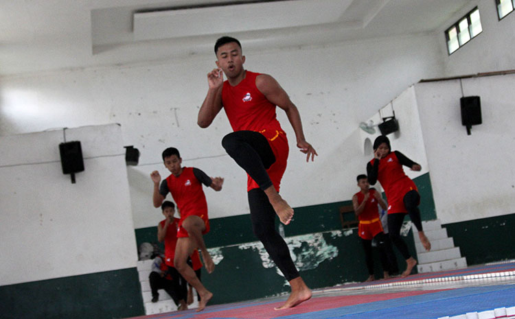 Atlet wushu saat latihan.
