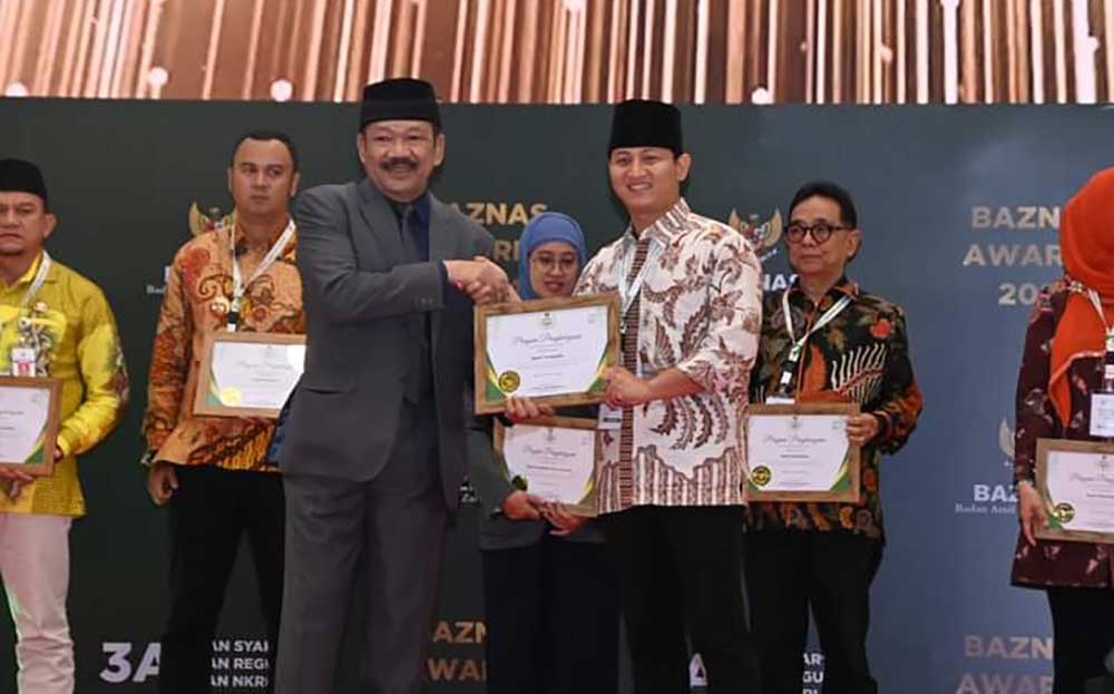 Bupati Arifin (kanan) saat menerima penghargaan Baznas Award.