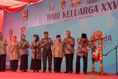Gubernur Jatim Dr H Soekarwo di dampingi Ketua TP PKK Prov Jatim membuka Acara Harganas XXV di Halaman Alun Alun Mejayan Kabupaten Madiun. 
	
