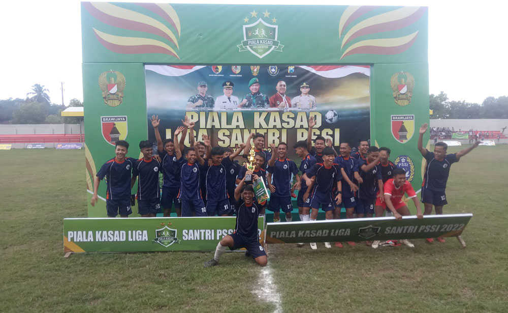 Pondok Pesantren Nurul Anwar Kecamatan Silo merayakan juara di podium.