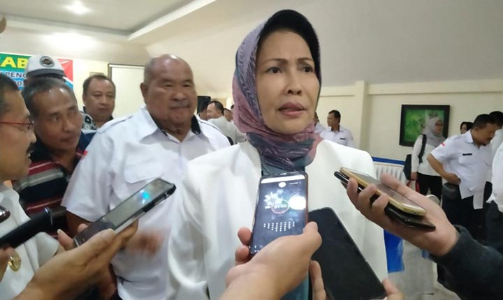 Wali Kota Batu, Hj. Dra. Dewanti Rumpoko memberikan keterangan pers, Rabu (12/2).