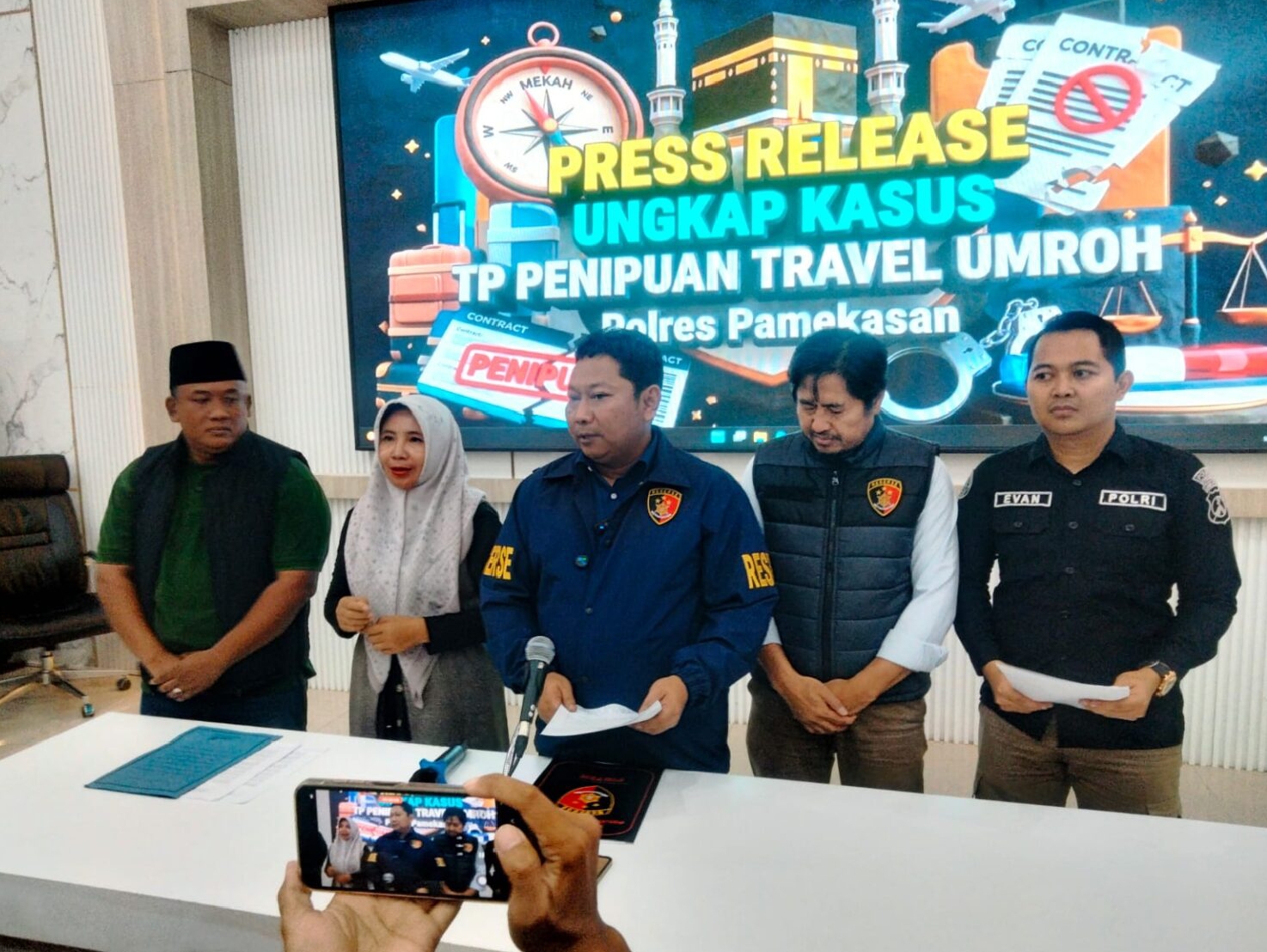 Konferensi pers Polres Pamekasan terkait kasus penipuan travel umrah PT Anisa Berkah Wisata yang membawa kabur uang jemaah