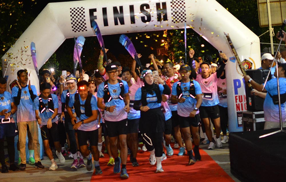 Pelepasan peserta PWI Fun Run Colour Night 5K yang digelar PWI Tuban dalam rangka Hari Pers Nasional (HPN) 2026.