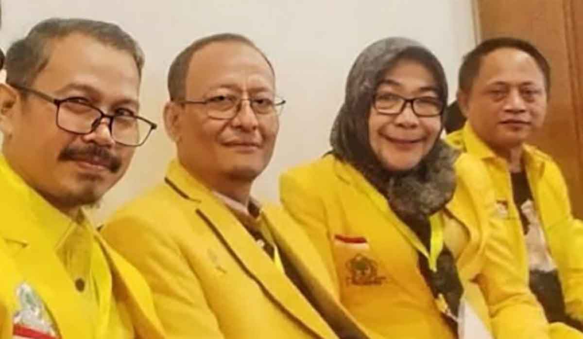 Ahmad Nurhamim (dua dari kiri) bersama para kader Golkar Gresik. Foto: Ist