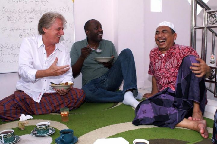 
Tampak Charles Holland Taylor (kiri berbaju putih), bersama Produser Film Amerika Dominic Jackson (tengah) dan Gus Yahya Cholil Staquf (kanan berpeci putih). Foto: Dok/Bayt Ar-Rahmah.org./Metrotvnews.com
