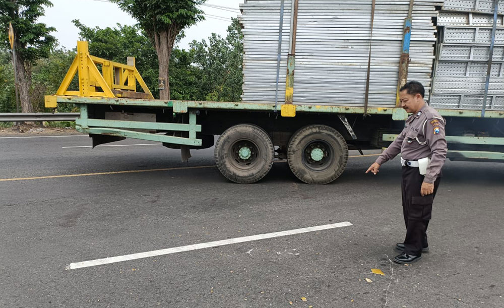 Petugas menunjukkan lokasi tabrakan.