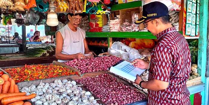 Petugas saat melakukan monitoring haga di Pasar Setono Betek. Foto: Ist. 