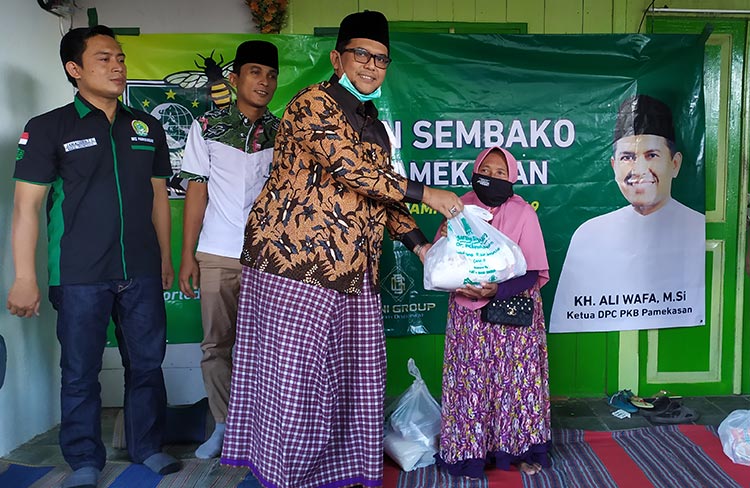 Suasana pembagian sembako oleh Ketua DPC PKB Pamekasan dengan tetap  mengutamakan physical distancing.