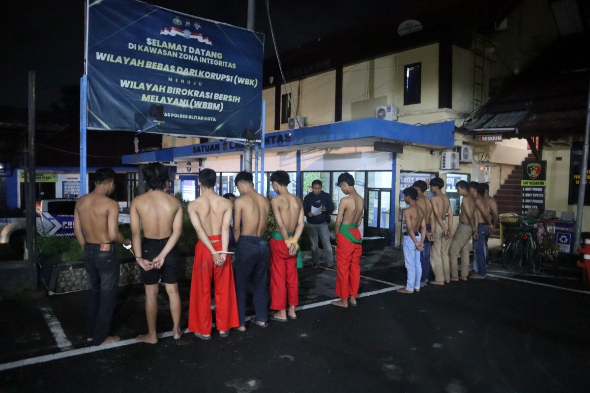 Kelompok oknum pesilat yang melakukan konvoi saat diamankan Polres Blitar Kota