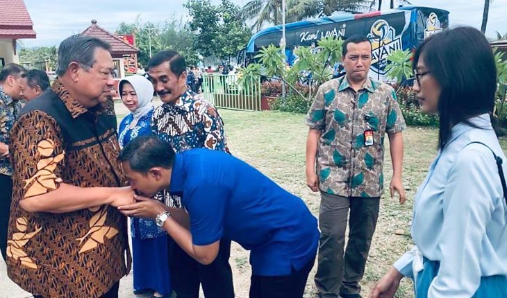 Indrata Nur Bayuaji mencium tangan Ketua Umum DPP Partai Demokrat yang juga pamannya, Susilo Bambang Yudhoyono (SBY).