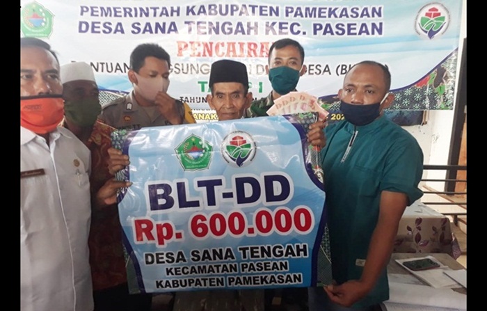 Kades Sanatengah Jailani Fauzi didampingi Camat Pasean membagikan BLT-DD di Kantor Desa Sanatengah.