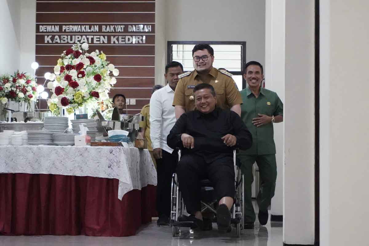 Bupati Kediri, Hanindhito Himawan Pramana, saat mendorong Dodi Purwanto selaku Ketua DPRD Kabupaten Kediri yang duduk di kursi roda. Foto: Ist