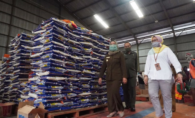 Wali Kota Mojokerto Ika Puspitasari meninjau proses pengemasan sembako bagi warga terdampak Covid-19 di Perum Bulog Subdivre II Surabaya Selatan.