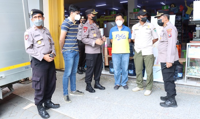 Kapolres Pamekasan tinjau pusat perbelanjaan dan tempat wisata untuk memantau harga-harga sekaligus memastikan penerapan prokes. 