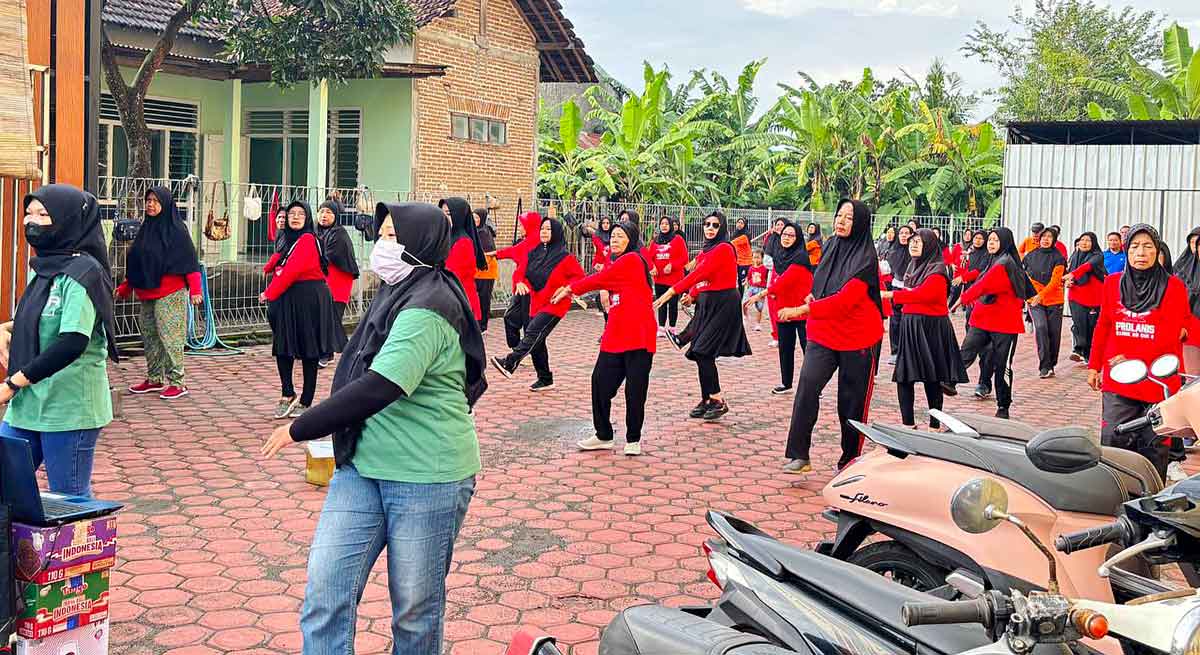 Senam sehat Nakes dengan kelompok Prolanis atau akronim dari Program Pengelolaan Penyakit Kronis di klinik FKTP mitra BPJS.
