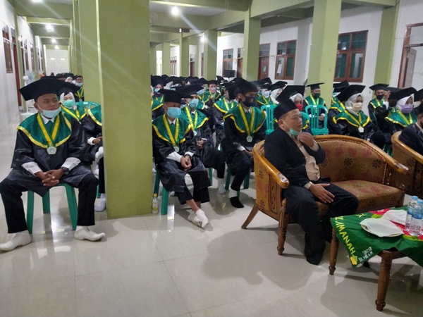 Para siswa-siswi Madrasah Aliyah Hikmatul Amanah saat diwisuda di Kampus Institut KH Abdul Chalim Pacet Mojokerto, Ahad (5/7/2020) sore. foto: MMA/ bangsaonline.com