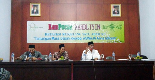 Kiai Hasyim Muzadi saat memberikan ceramah dalam acara peringatan Harlah ke-89 NU di Ponpes Darul Ulum, Rejoso, Jombang. foto: Revol/BangsaOnline