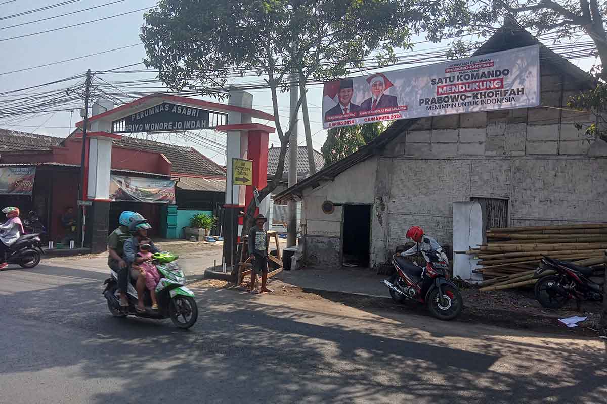 Spanduk Prabowo-Khofifah terpasang di sekitar Terminal Bus Minak Koncar, Jalan Raya Wonorejo.
