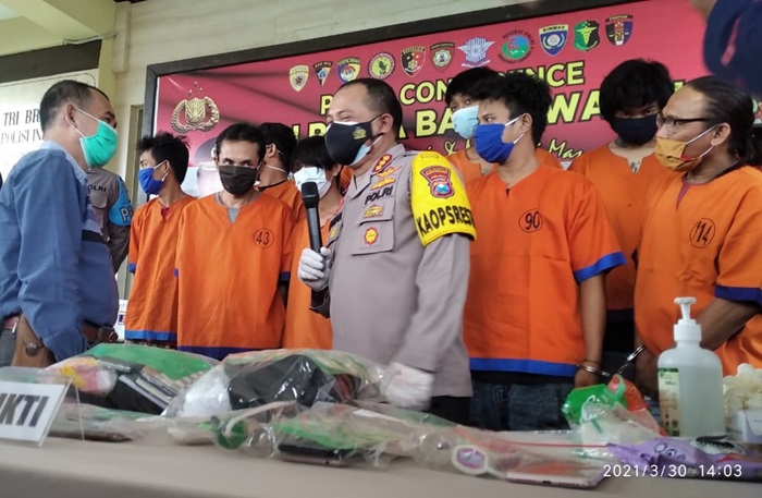 Kapolresta Banyuwangi Kombes Pol Arman Syarifudin saat mengungkap 24 kasus narkoba dalam akhir Maret ini.