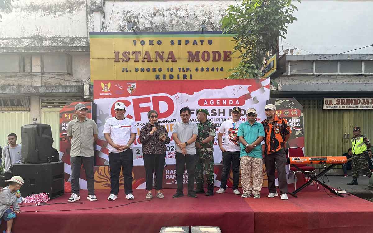 Pj Wali Kota Kediri, Zanariah, saat ikut orasi kebangsaan. Foto: Ist
