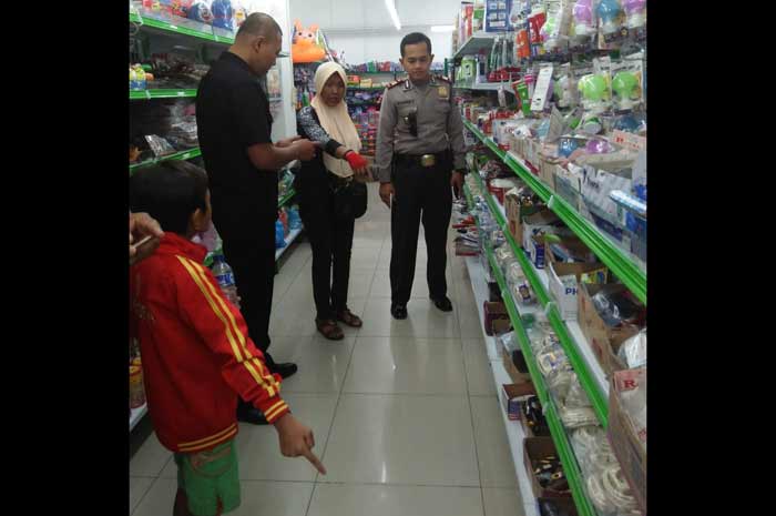 Korban menunjukkan lokasi di mana ia ditepuk pundaknya oleh seseorang.