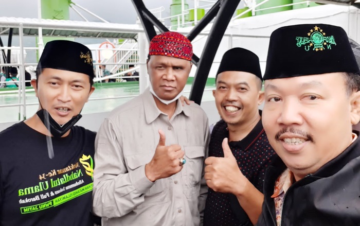 Hercules de Rosari Marshal saat melayani foto para Nahdliyin menuju lokasi Muktamar ke-34 NU di Lampung. foto: istimewa