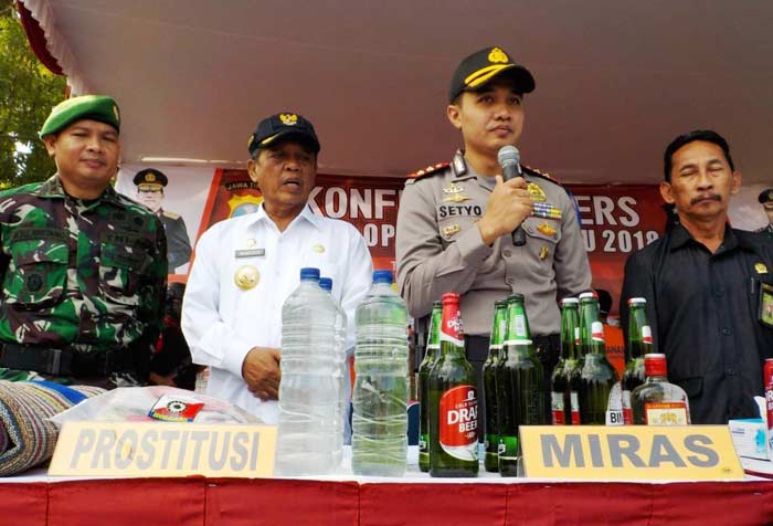 Kapolres bersama forkopimda saat melakukan pemusnahan ratusan liter miras. (foto: ist) 