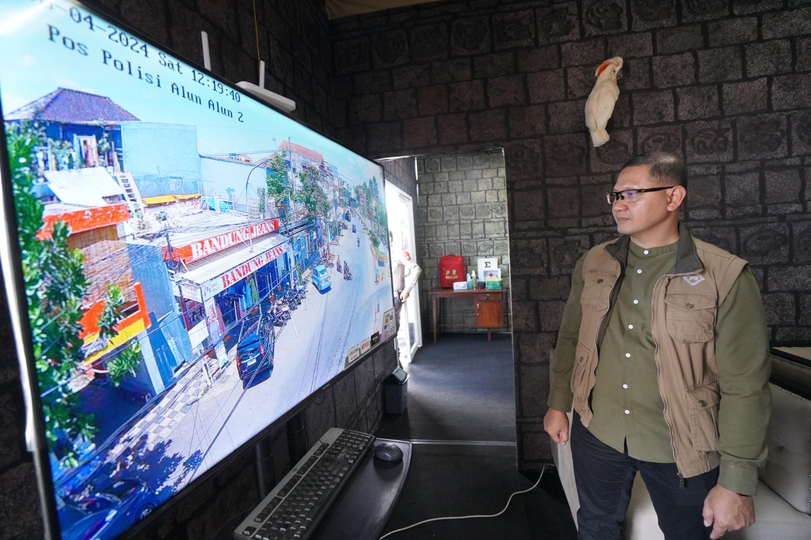 Pj Wali Kota Batu, Aries Agung Paewai saat meninjau Pos Pelayanan Arus Mudik di Kota Batu