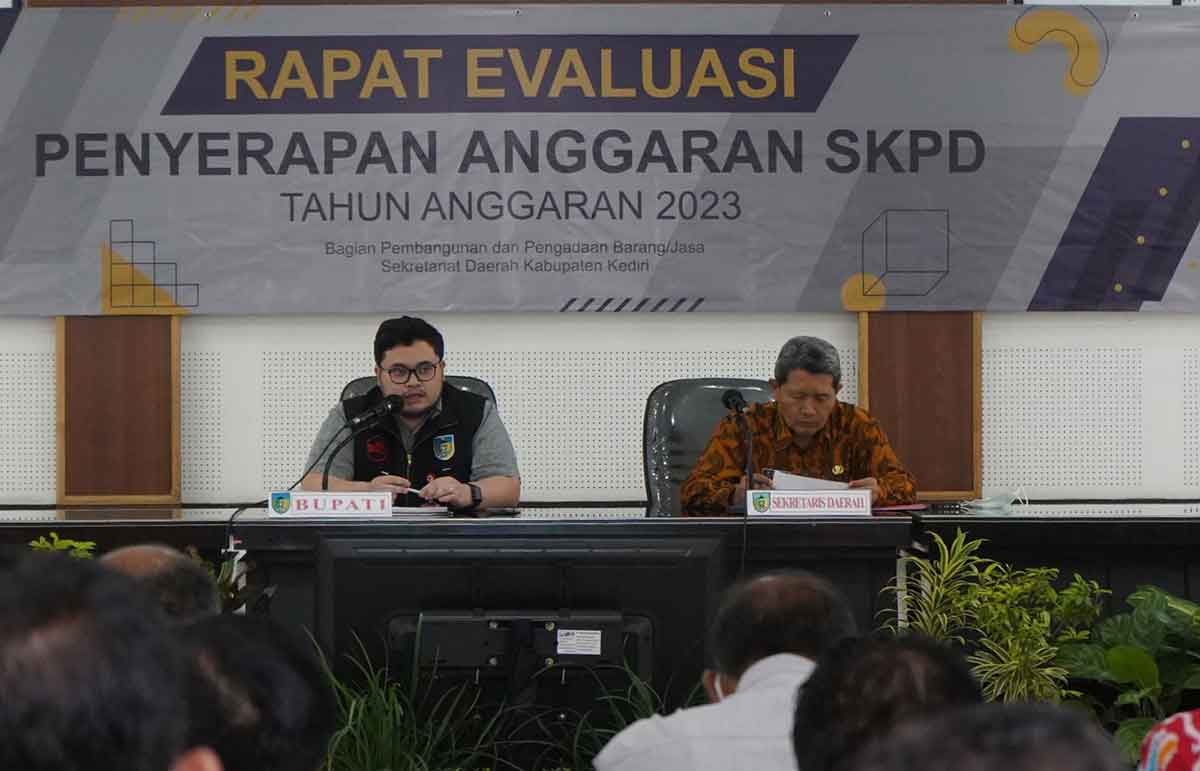 Bupati Kediri, Hanindhito Himawan Pramana (kiri), bersama Solikin selaku sekretaris daerah setempat saat memberi pemaparan. Foto: Ist