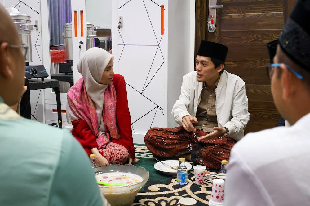 Atikoh Ganjar saat menyambangi Majelis Sabilu Taubah Gus Iqdam di Blitar (foto: ist)