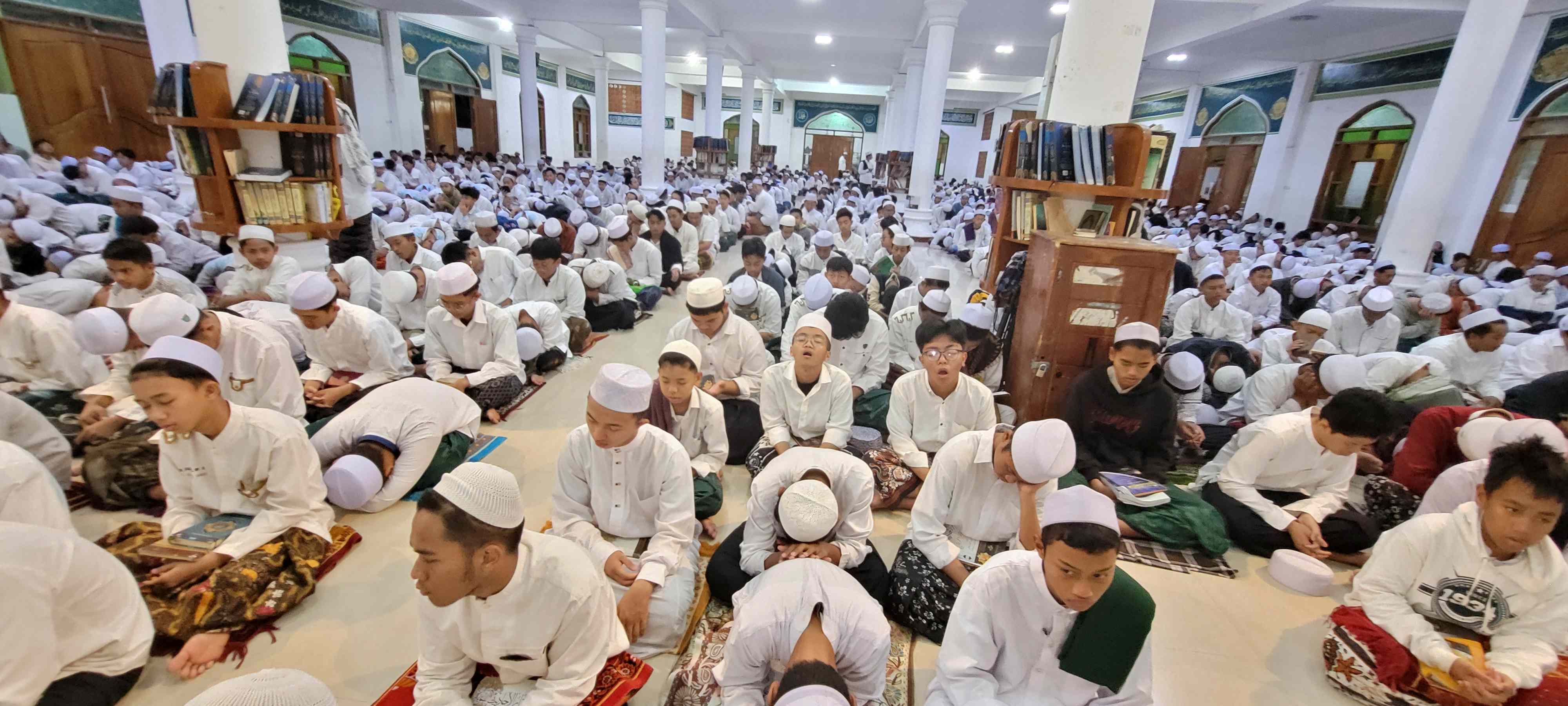 Para santri Pondok Pesantren Amanantul Ummah ssaat salah malam di Masjid Raya KH Abdul Chalim Pacet Mojokerto Jawa Timur. Foto: m mas